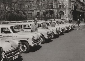 A művelődési autók átadásra sorakoznak fel az Országos Széchényi Könyvtár előtt. 1959. április 21. /Kép forrása: EKMK, készítette: Friedmann Endre/