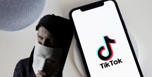 Amennyire népszerű, annyira veszélyes a TikTok – interjú Dr. Baracsi Katalin internetjogásszal